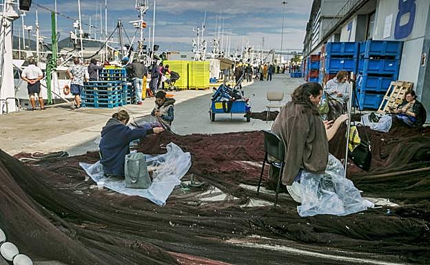Rederas trabajando en el puerto de la villa cántabra.