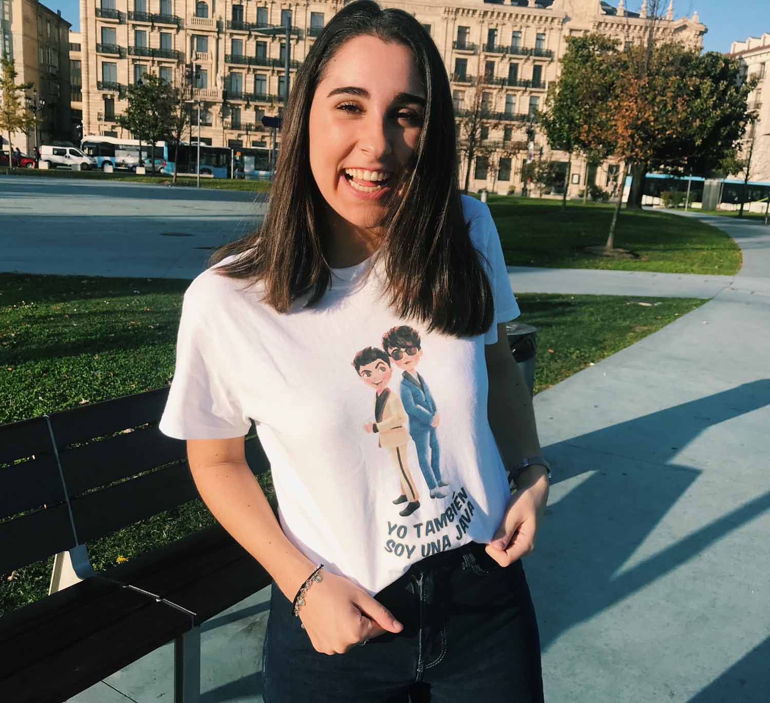 Elena Gómez con una camiseta y su diseño de 'Los Javis'.