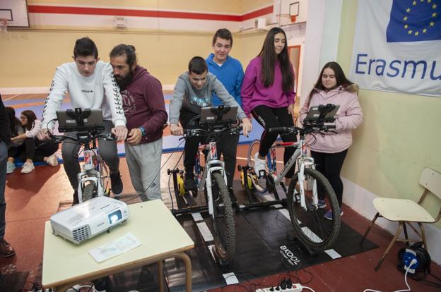 Los alumnos realizan rutas en bicicleta de forma virtual .