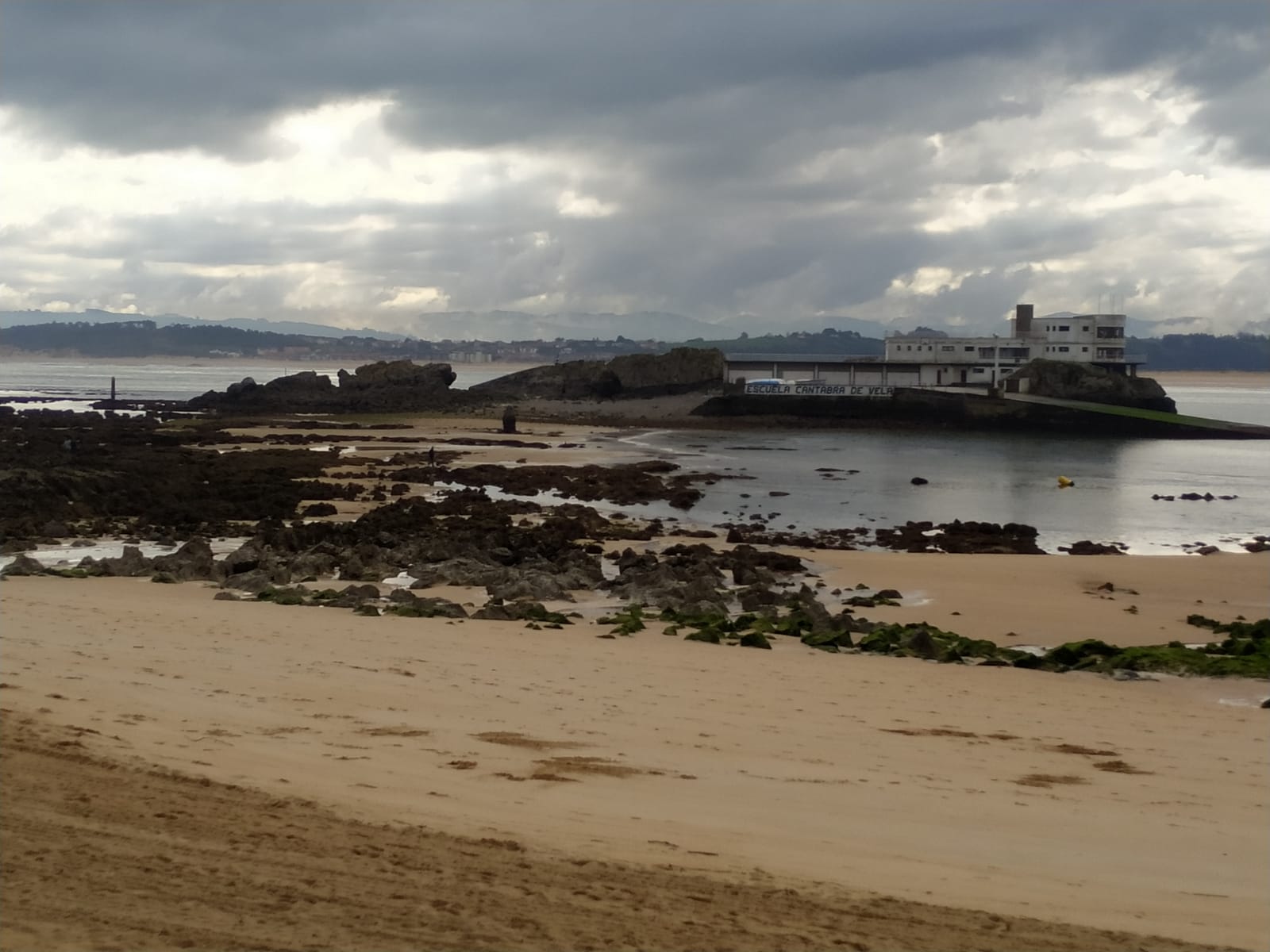 La potente bajamar ha permitido el paso a pié desde la playa de La Magdalena hasta la isla de la Torre en Santander.