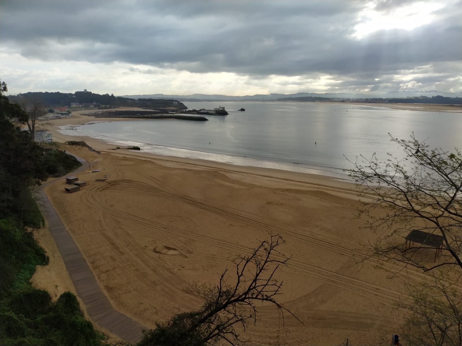 La potente bajamar ha permitido el paso a pié desde la playa de La Magdalena hasta la isla de la Torre en Santander.