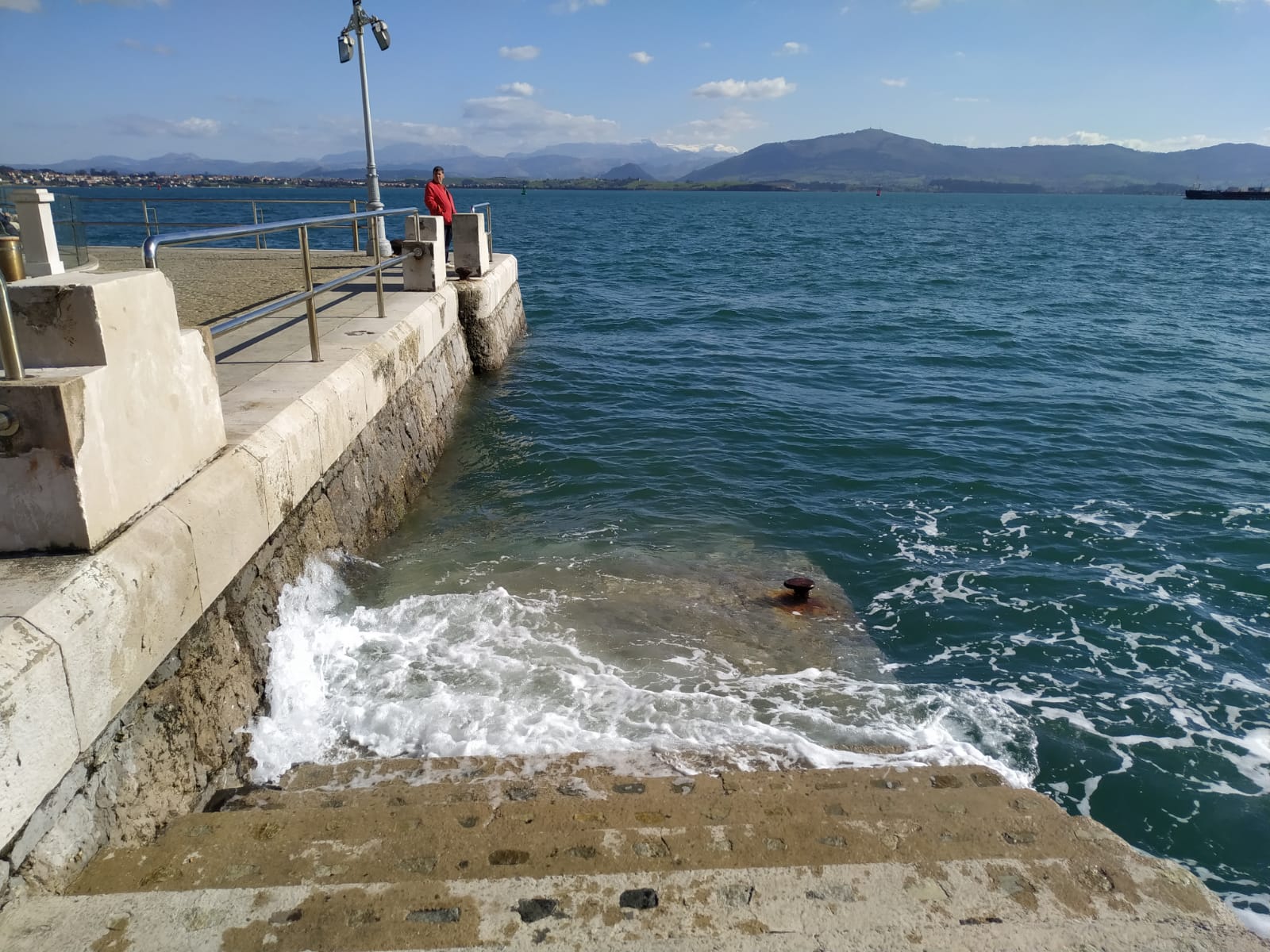 La potente bajamar ha permitido el paso a pié desde la playa de La Magdalena hasta la isla de la Torre en Santander.