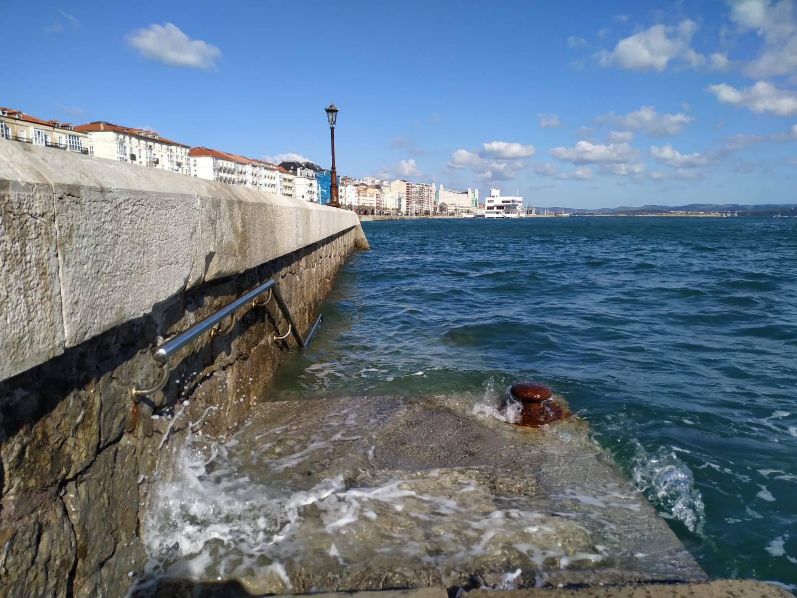 La potente bajamar ha permitido el paso a pié desde la playa de La Magdalena hasta la isla de la Torre en Santander.