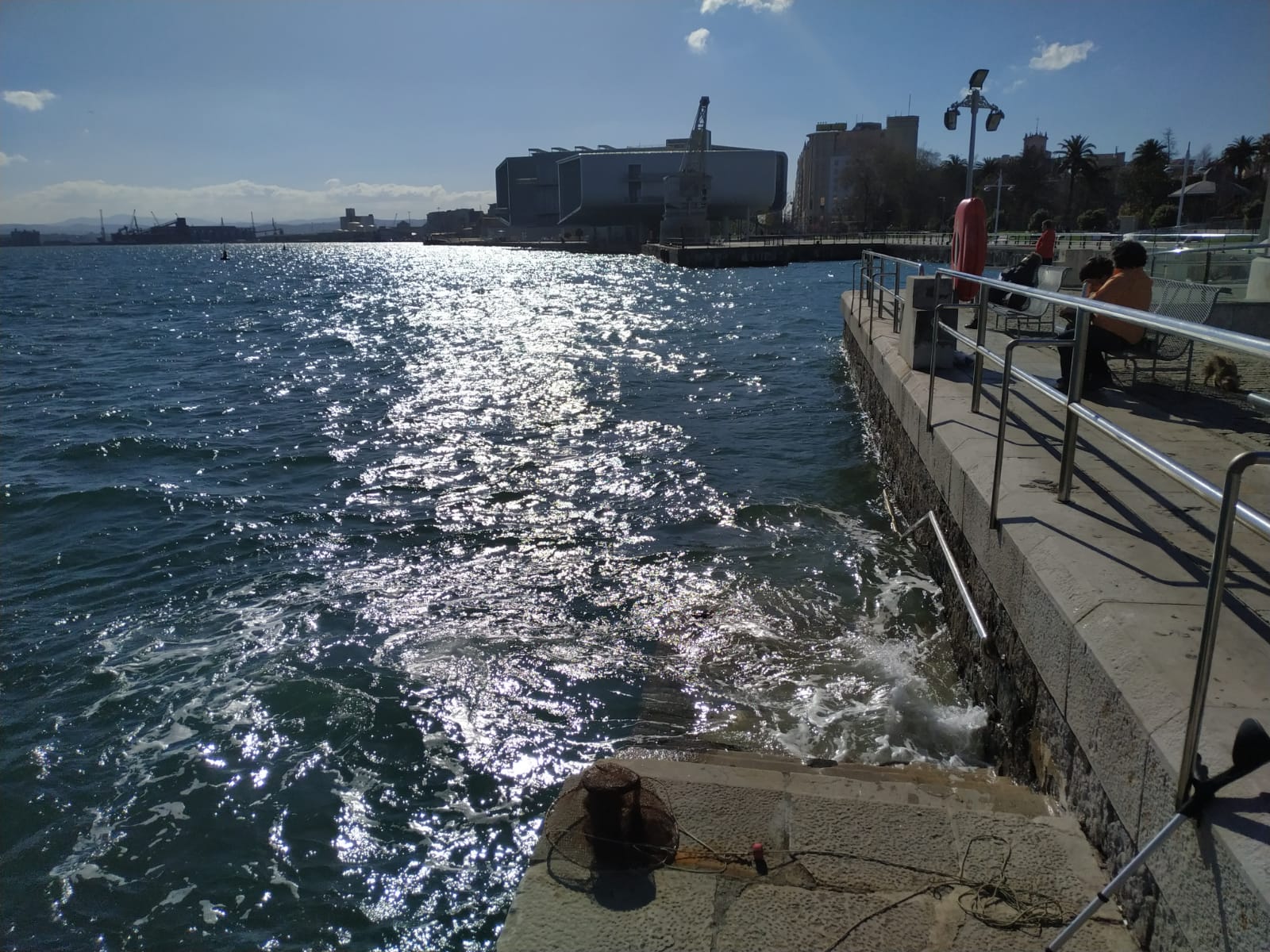 La potente bajamar ha permitido el paso a pié desde la playa de La Magdalena hasta la isla de la Torre en Santander.