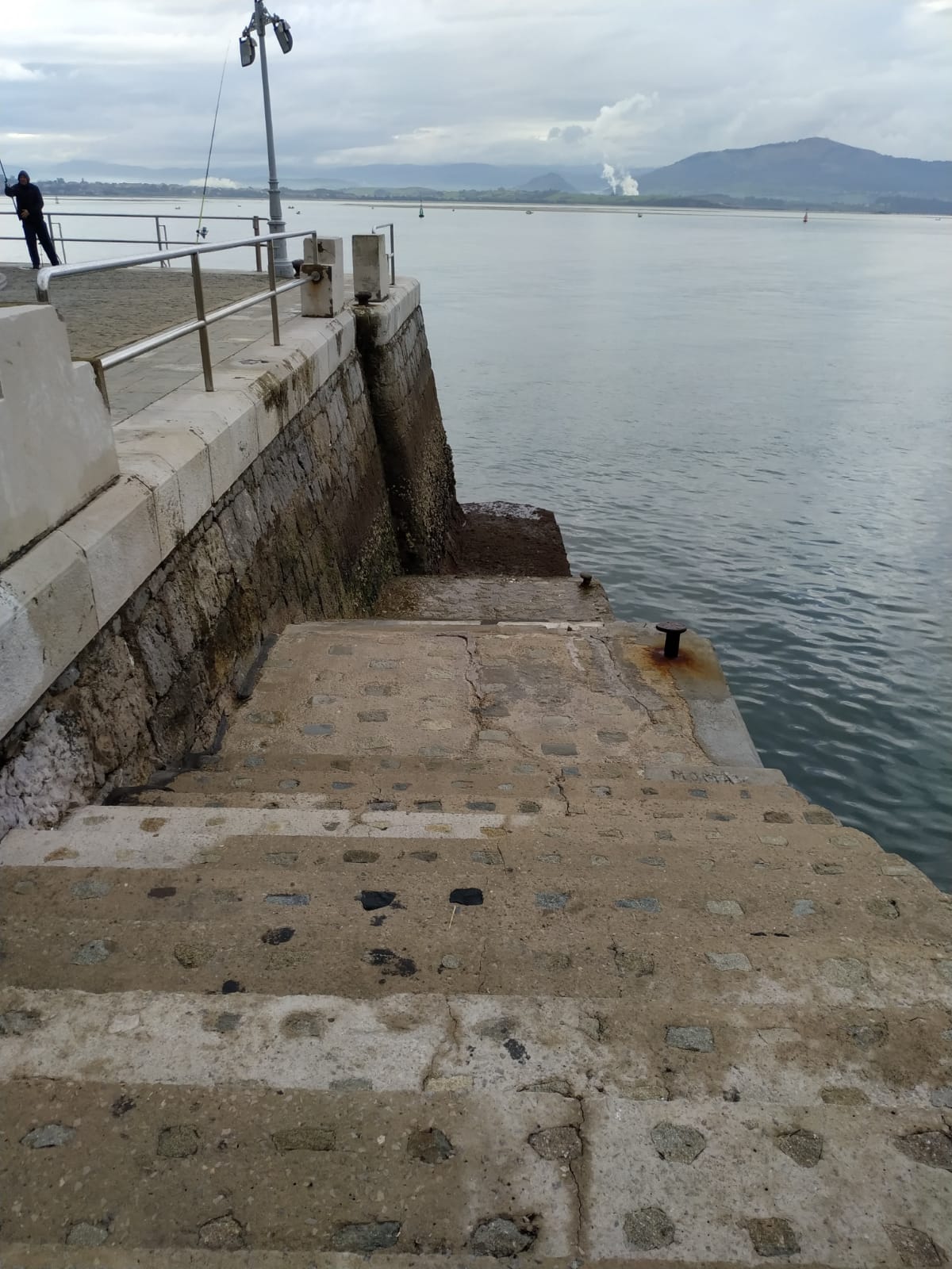 La potente bajamar ha permitido el paso a pié desde la playa de La Magdalena hasta la isla de la Torre en Santander.