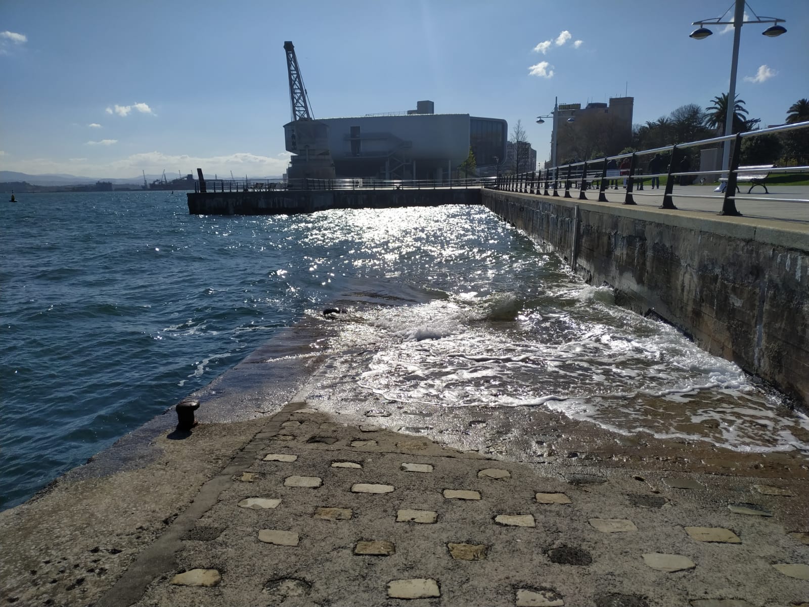 La potente bajamar ha permitido el paso a pié desde la playa de La Magdalena hasta la isla de la Torre en Santander.