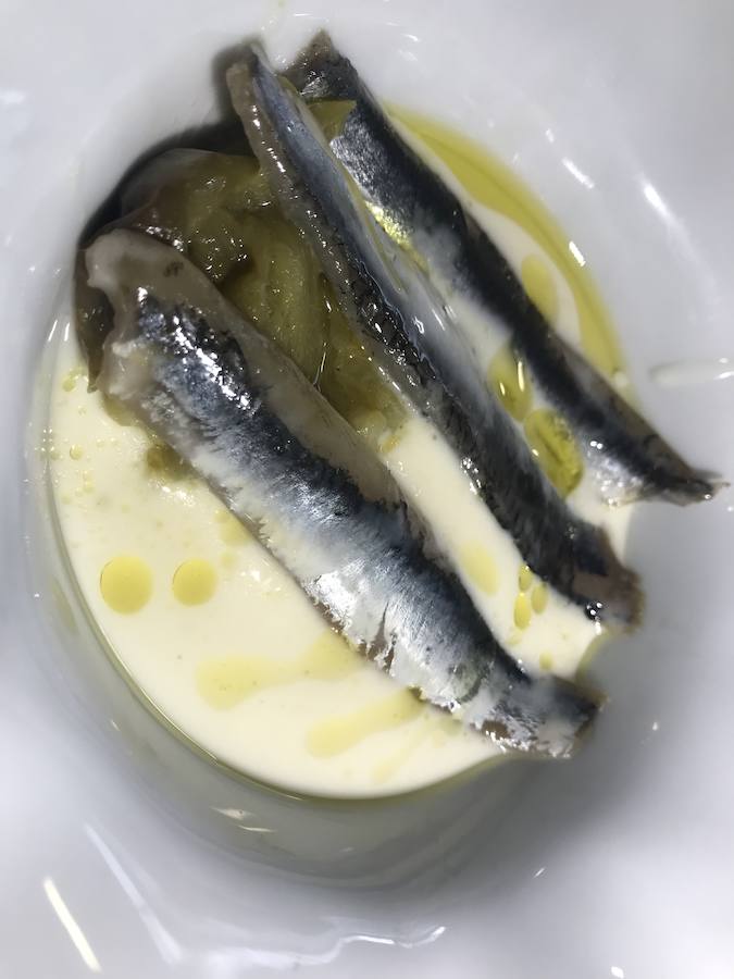 Queso, bocarte ahumado y pimientos.