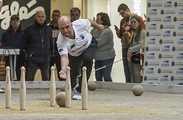 Jesús Salmón birla una bola en uno de los partidos de las Jornadas El Corte Inglés. 