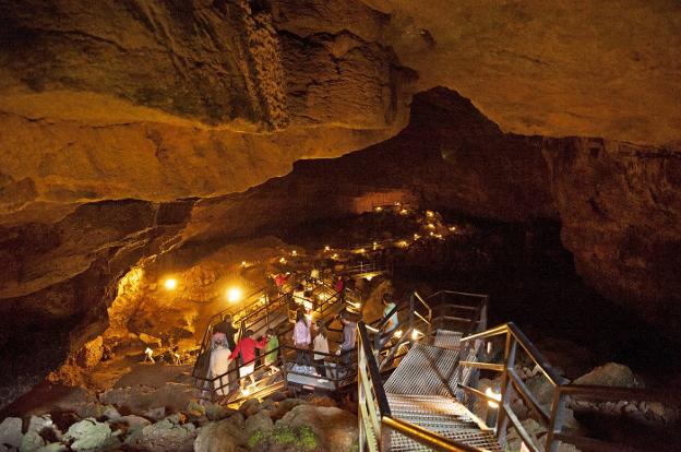 Un grupo de familias visita la cueva de El Pendo en una jornada de puertas abiertas.