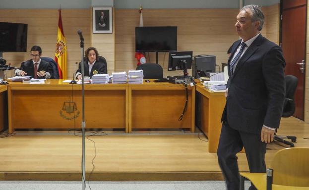 Ángel Lavín se levanta a instancias de la jueza para testificar en el juicio celebrado ayer.