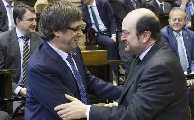 Puigdemont y Ortuzar, en 2017 durante la toma de posesión de Urkullu. 