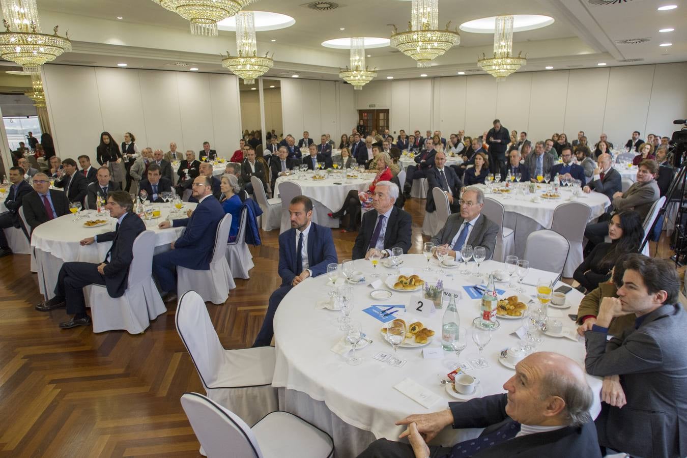 Imágenes del Foro Económico celebrado este miércoles, con la participación de Pablo Gimeno, analista y presidente de PGS