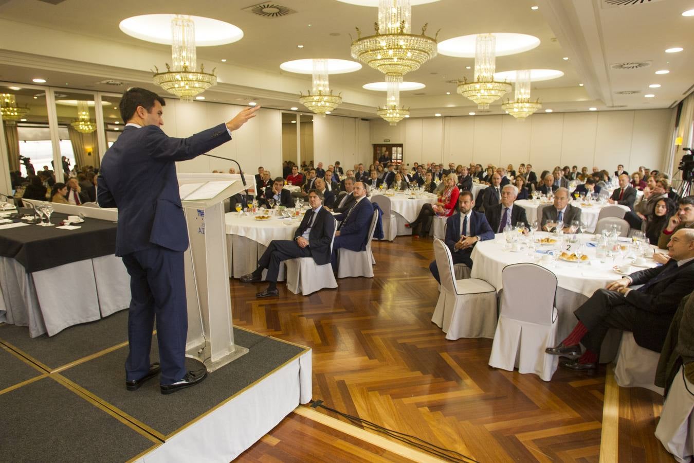 Imágenes del Foro Económico celebrado este miércoles, con la participación de Pablo Gimeno, analista y presidente de PGS