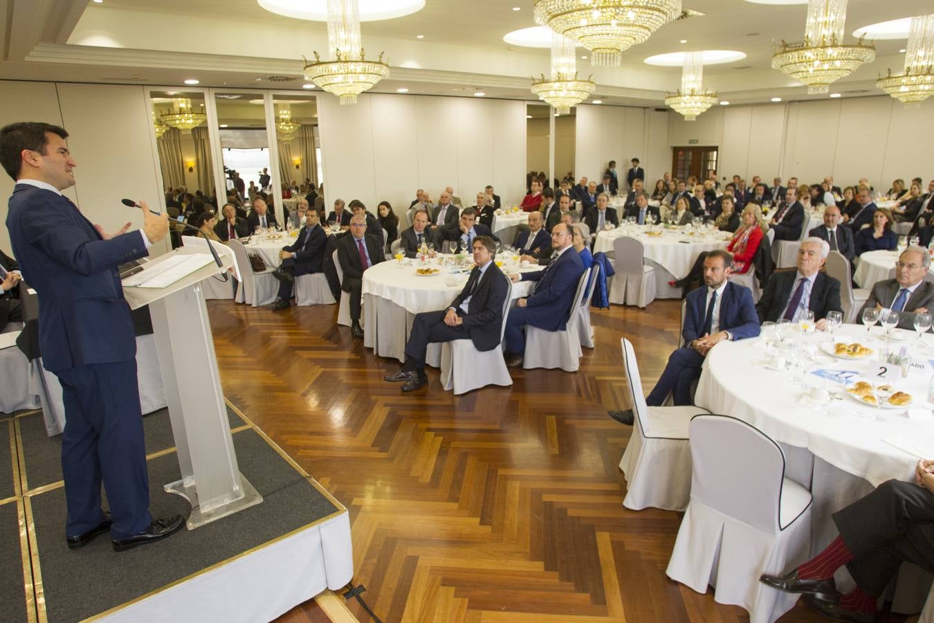 Imágenes del Foro Económico celebrado este miércoles, con la participación de Pablo Gimeno, analista y presidente de PGS