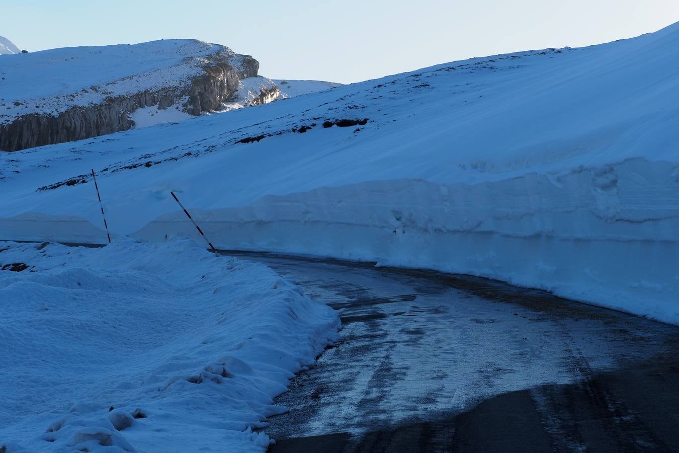 El puerto cántabro sigue rodeado por la nieve.