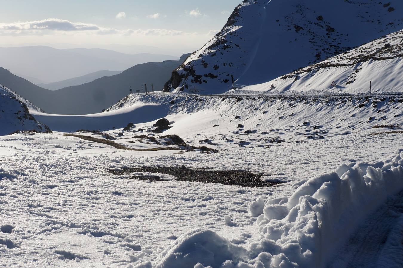 El puerto cántabro sigue rodeado por la nieve.