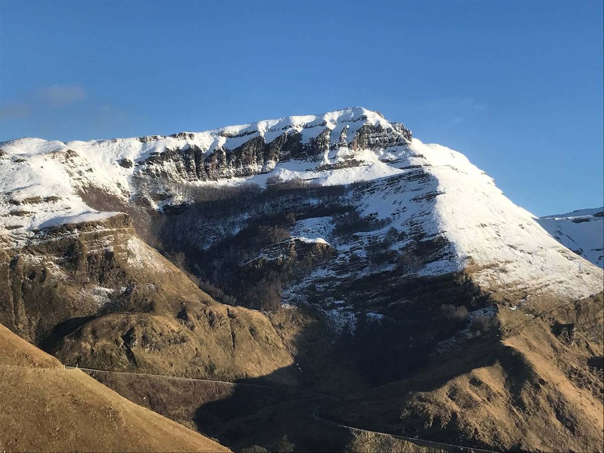 El puerto cántabro sigue rodeado por la nieve.