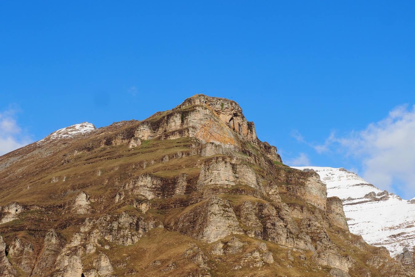 El puerto cántabro sigue rodeado por la nieve.