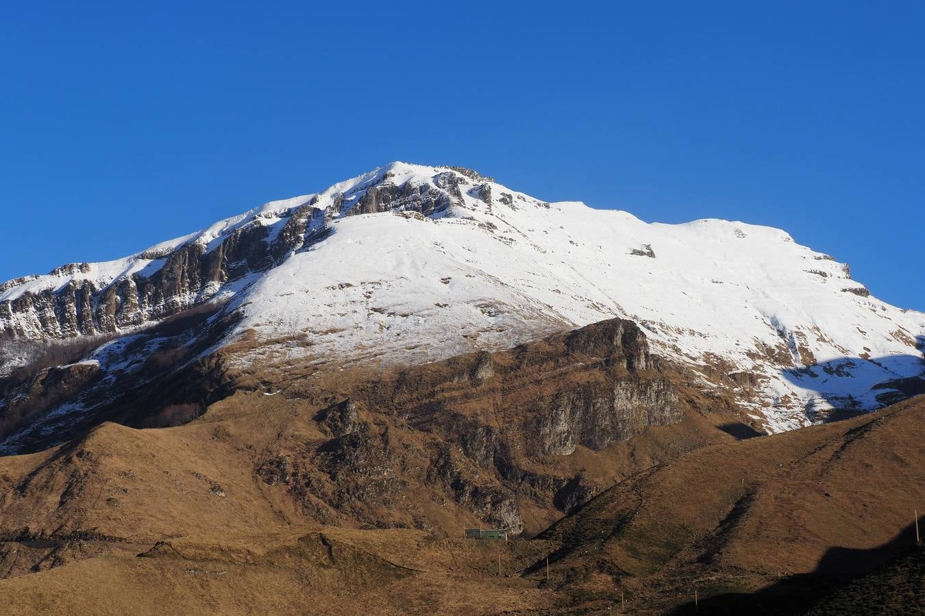 El puerto cántabro sigue rodeado por la nieve.