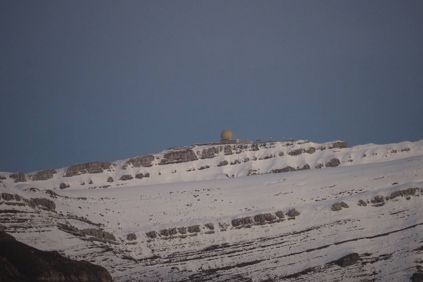 El puerto cántabro sigue rodeado por la nieve.