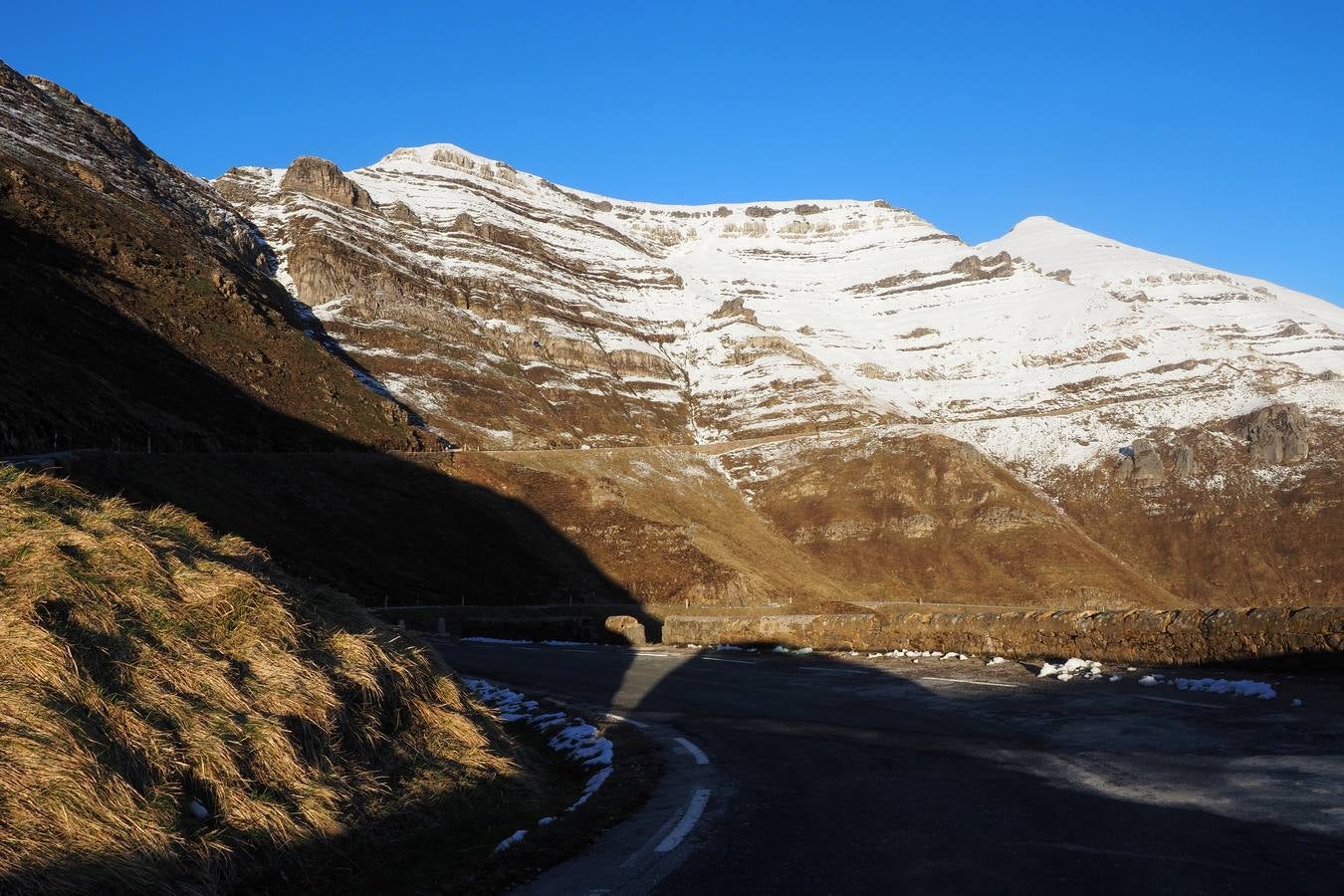 El puerto cántabro sigue rodeado por la nieve.