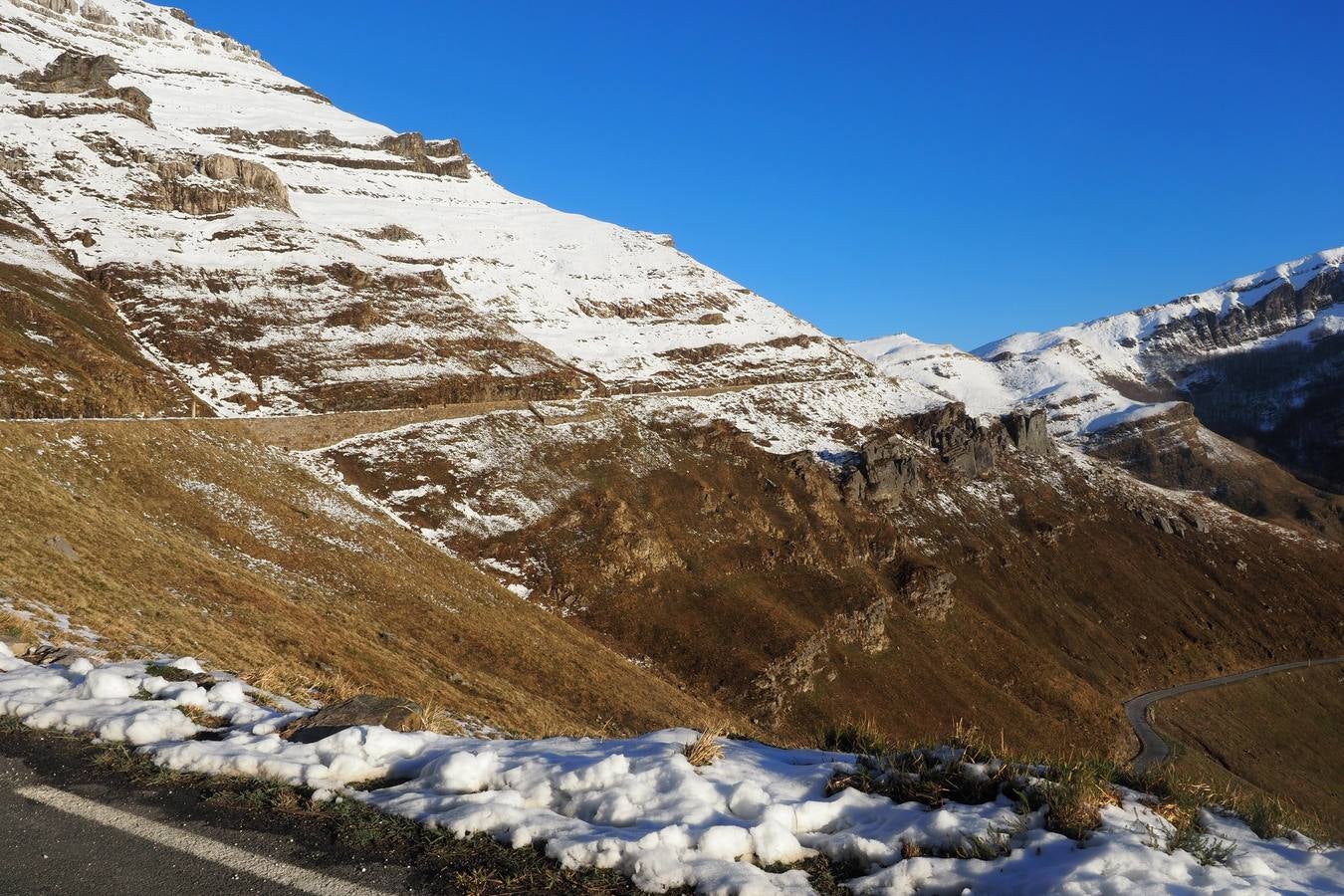 El puerto cántabro sigue rodeado por la nieve.