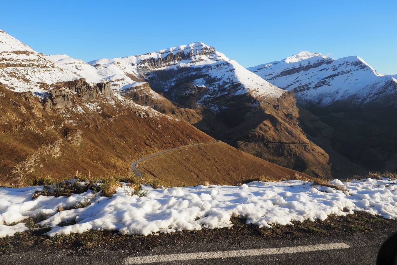 El puerto cántabro sigue rodeado por la nieve.