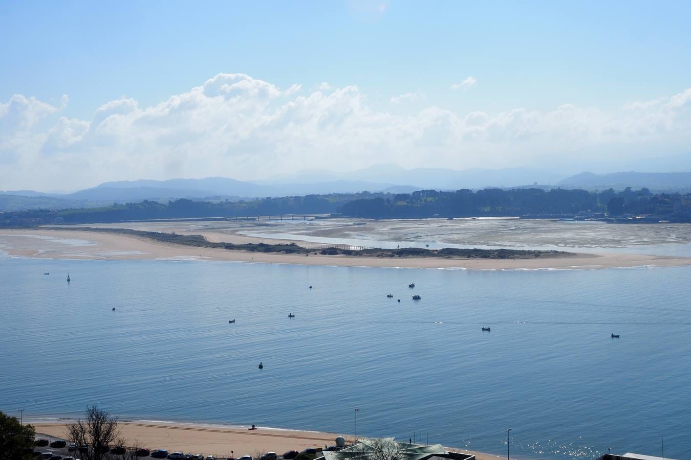 Las gran bajamar deja al descubierto los páramos de la bahía de Santander.