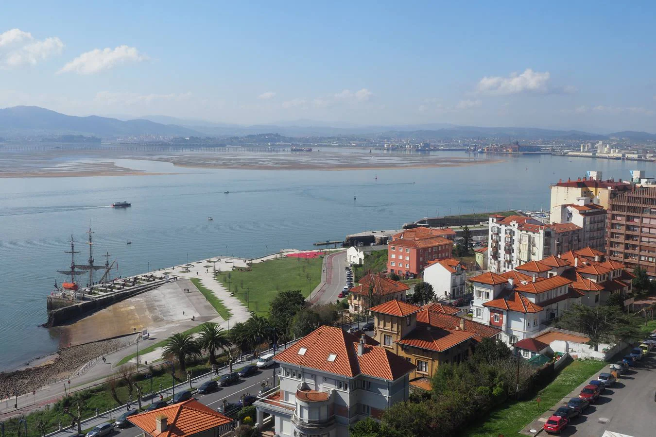 Las gran bajamar deja al descubierto los páramos de la bahía de Santander.