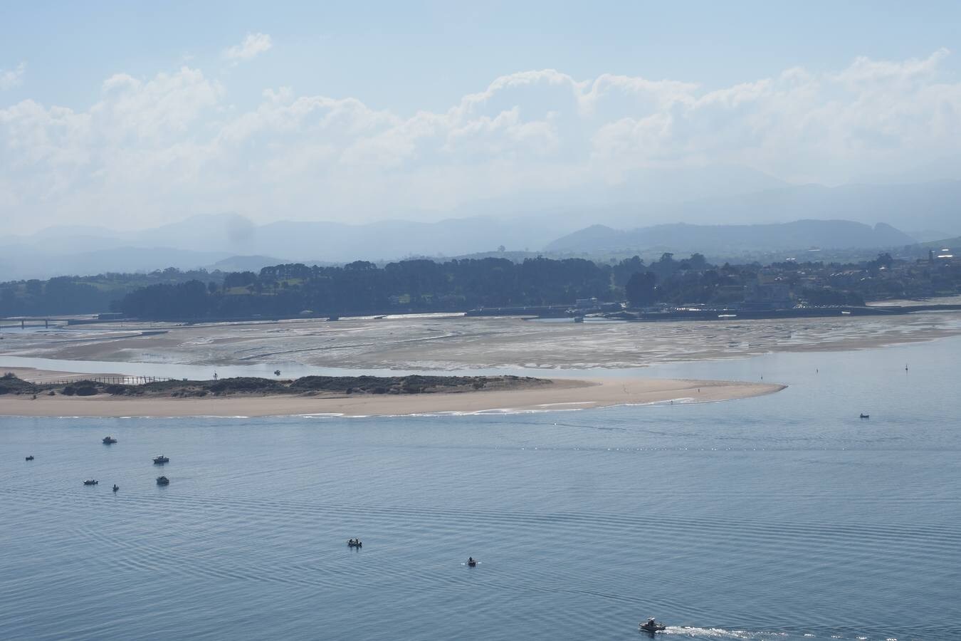 Las gran bajamar deja al descubierto los páramos de la bahía de Santander.