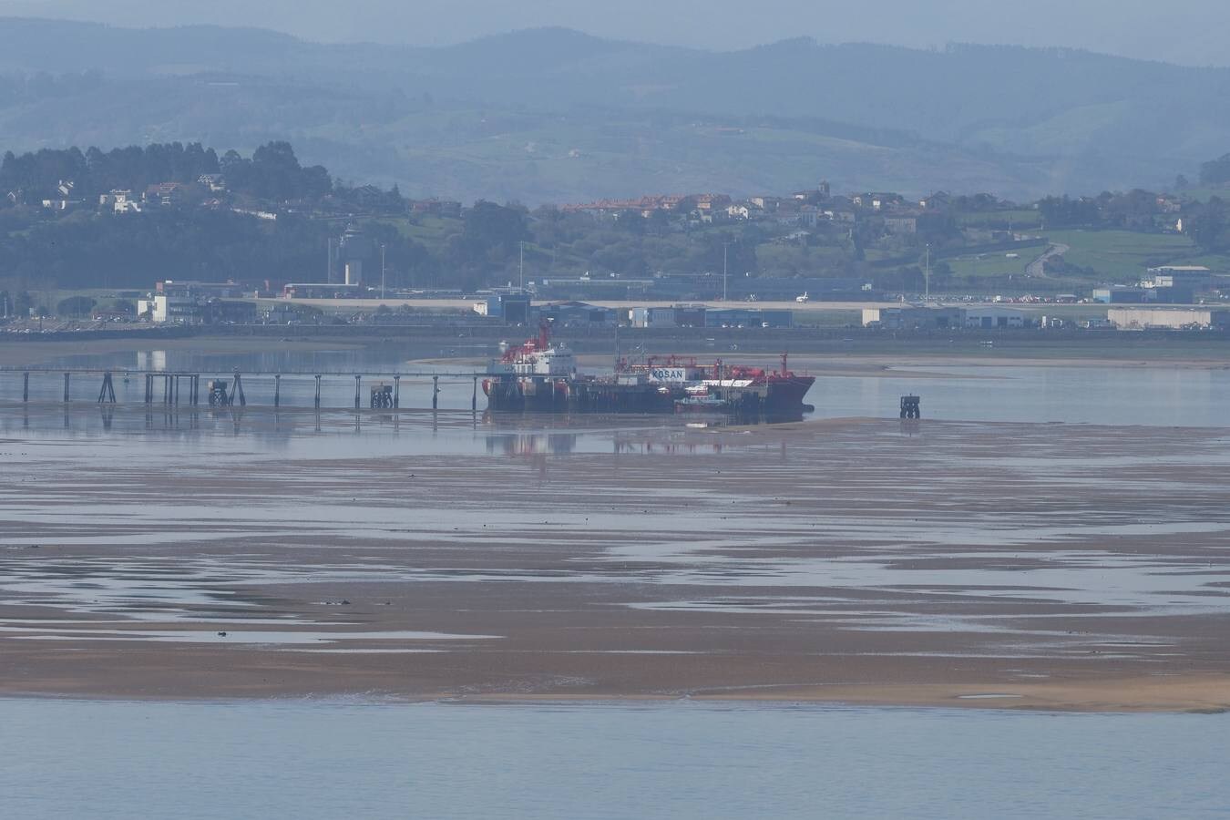 Las gran bajamar deja al descubierto los páramos de la bahía de Santander.