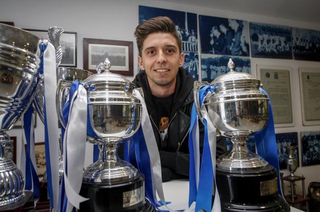 Jaume Pol posa ayer con algunos de los trofeos en la sede de la Gimnástica durante su presentación. 