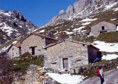 Imagen secundaria 1 - Invernales de Igüedri (abajo), Pico Valdecoro (abajo) desde éstos, Ermita de la Virgen de la Salud y procesión del día 2 de julio (arriba).