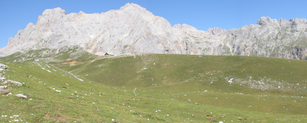 Panorámica de Áliva, con Peña Vieja, la Canal del Vidrio, La Garmona y el Cueto de la Cuadra, desde la Cuesta del Queso (a la entrada de Áliva).