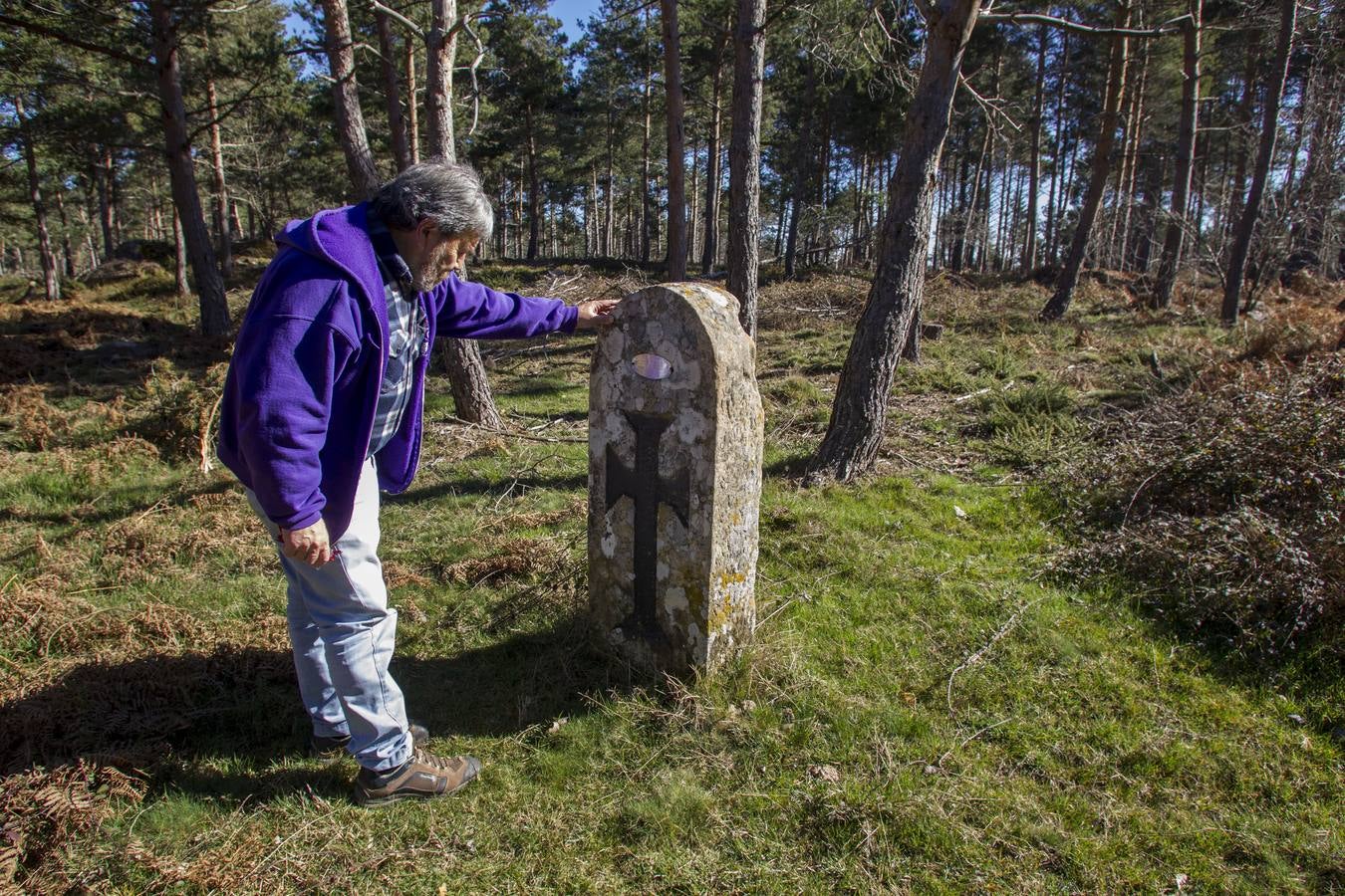 Fotos: Lápidas levantadas en el monte de Santa Juliana en recuerdo de Dominga y Mari Nieves Fernández