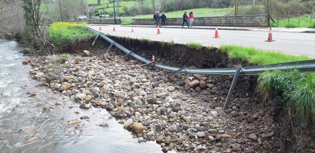  Riada. El río Mortera horadó un buen tramo de la única carretera que comunica con el pueblo de Coo. 