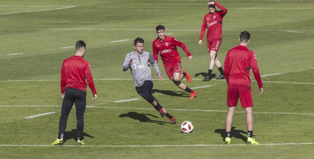 Iván Ania se ejercita como uno más con sus jugadores en uno de los entrenamientos de esta semana en La Albericia. 