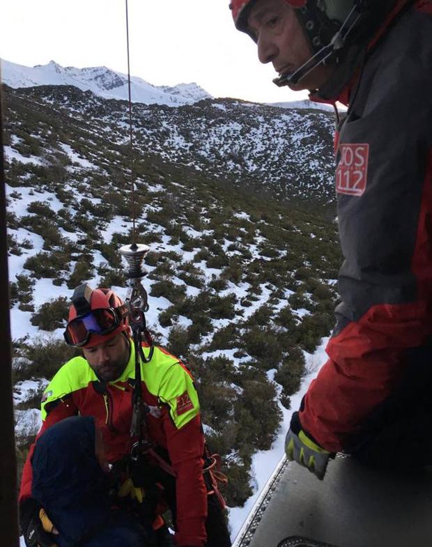 Rescatado en helicóptero un senderista con lesión de tobillo en un monte de Los Tojos