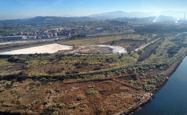 Terrenos de la empresa Solvay donde se pretende construir la nueva depuradora tras el derribo de Vuelta Ostrera.