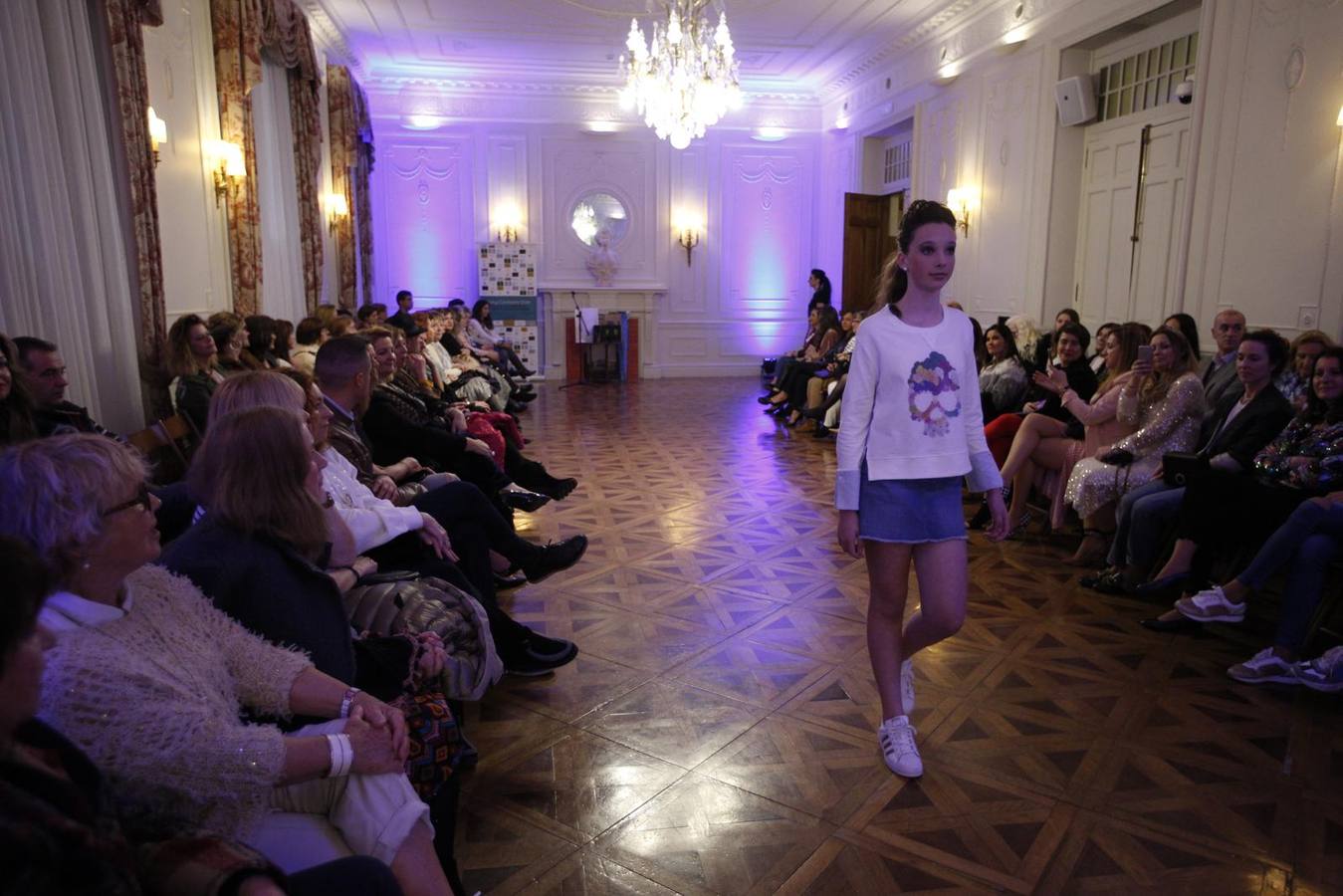 Fotos: Desfile solidario en el Palacio de La Magdalena