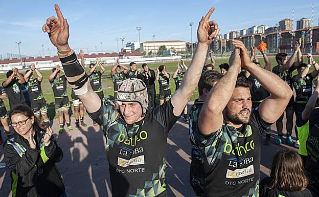 La plantilla del Bathco festeja el primer puesto del grupo.