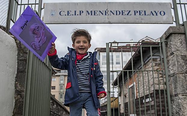 Sergio empezó las clases hace dos semanas y está permanentemente acompañado por una técnico sanitario que vigila su respiración.