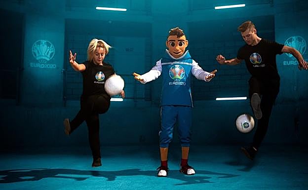 'Skillzy', junto a los 'freestylers' Liv Cooke y Tobias Becs.