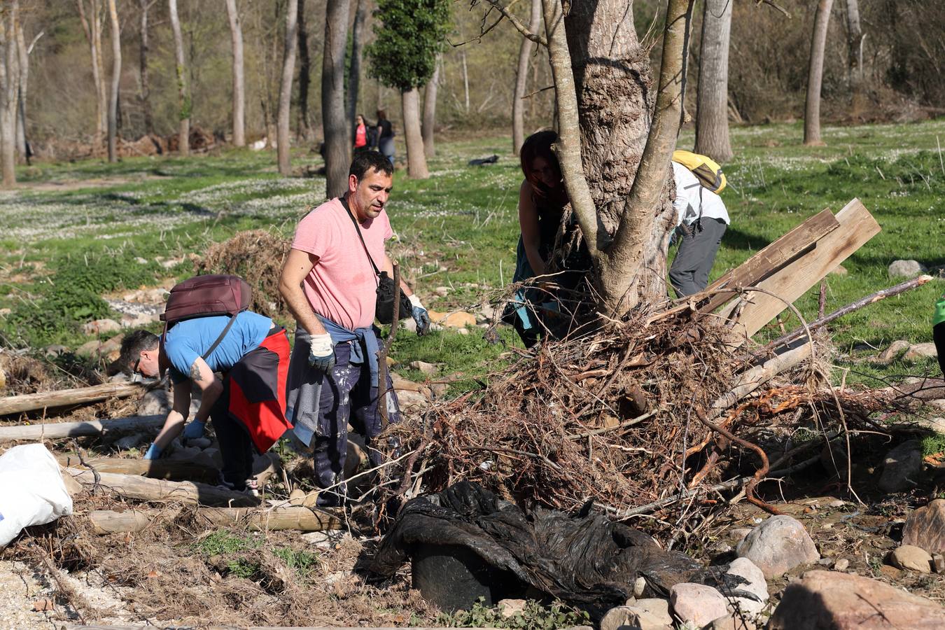 Fotos: Los voluntarios retiran plástico y limpian del río Saja