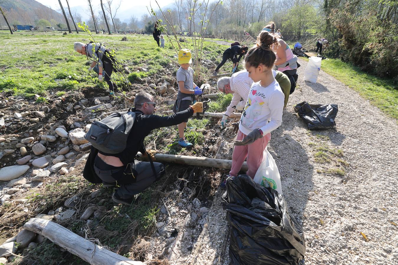 Fotos: Los voluntarios retiran plástico y limpian del río Saja