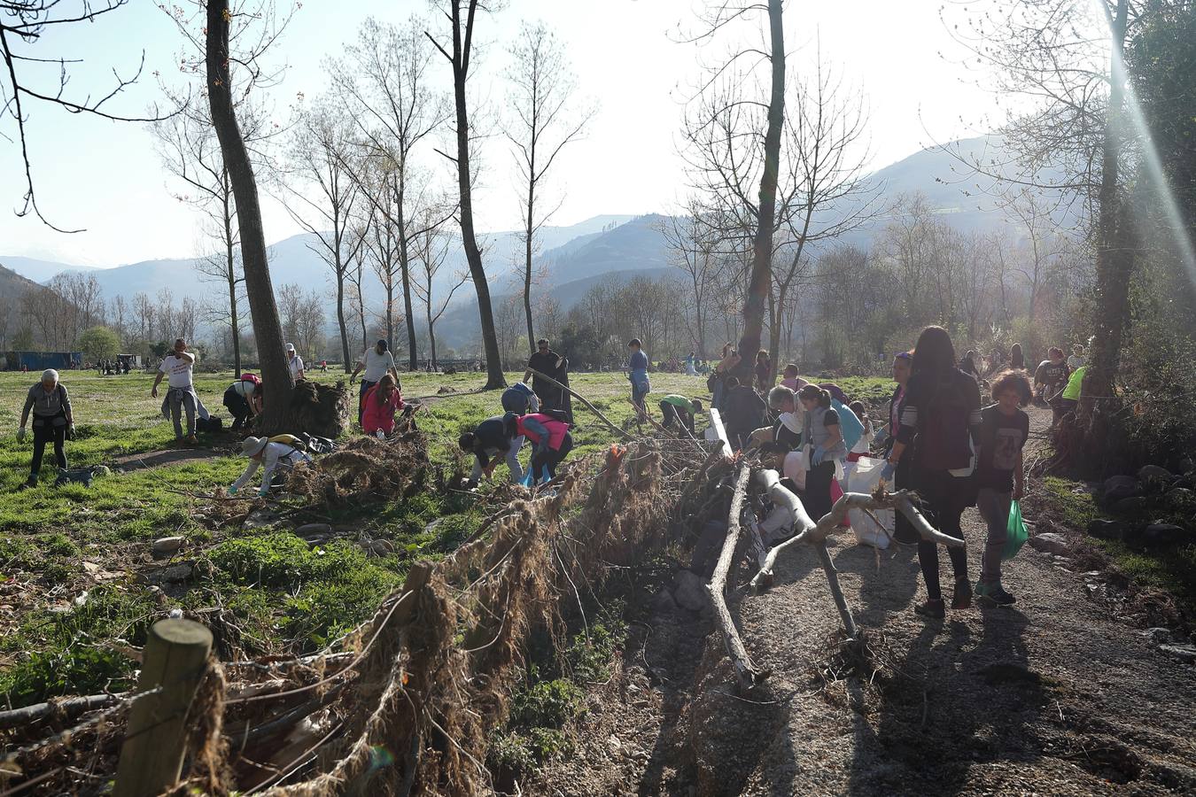 Fotos: Los voluntarios retiran plástico y limpian del río Saja