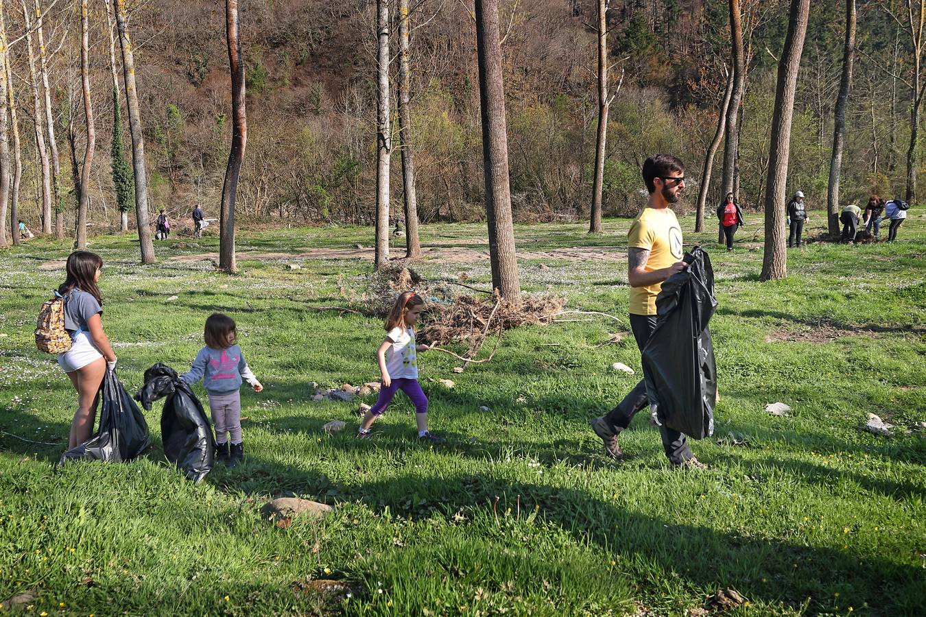 Fotos: Los voluntarios retiran plástico y limpian del río Saja