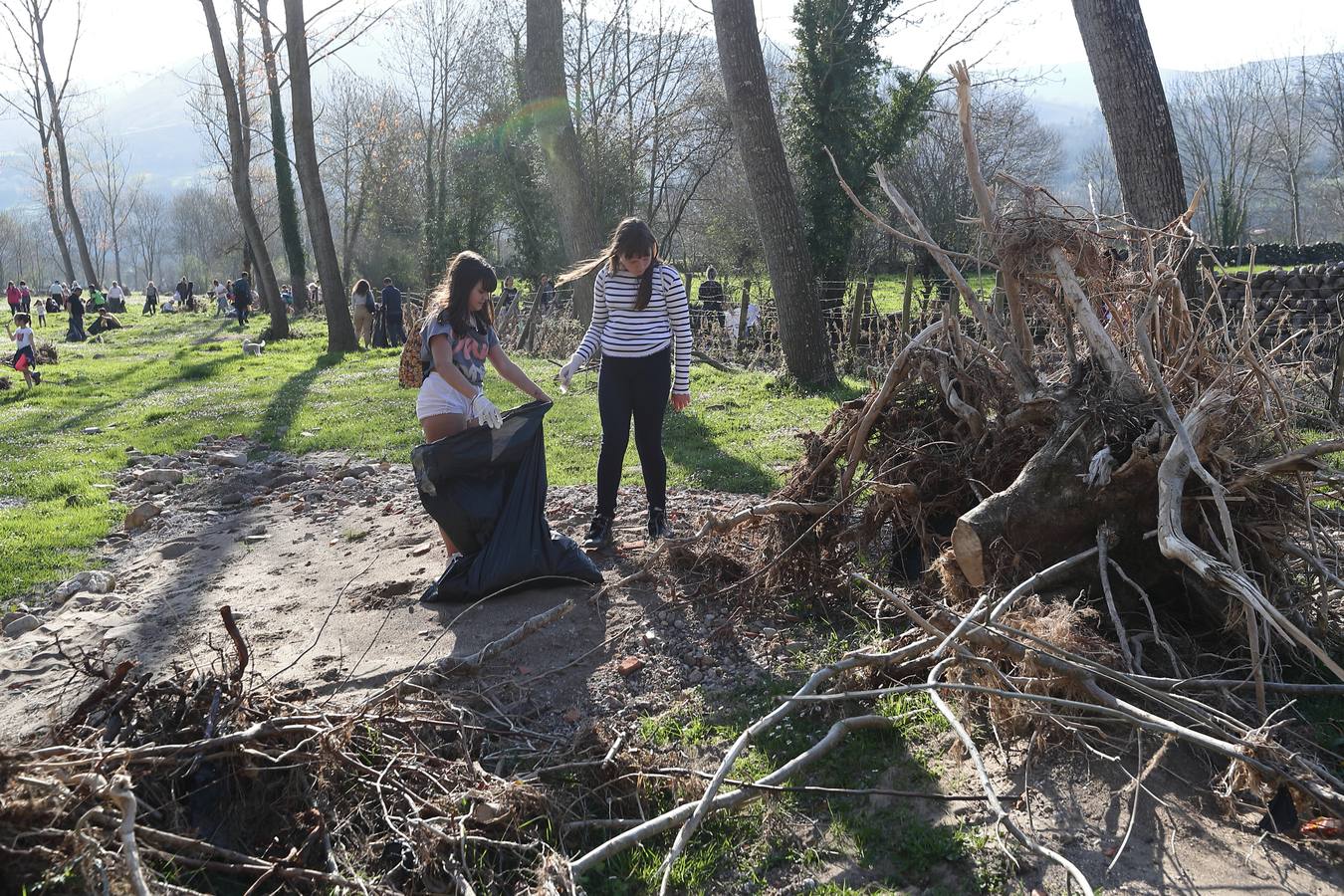 Fotos: Los voluntarios retiran plástico y limpian del río Saja