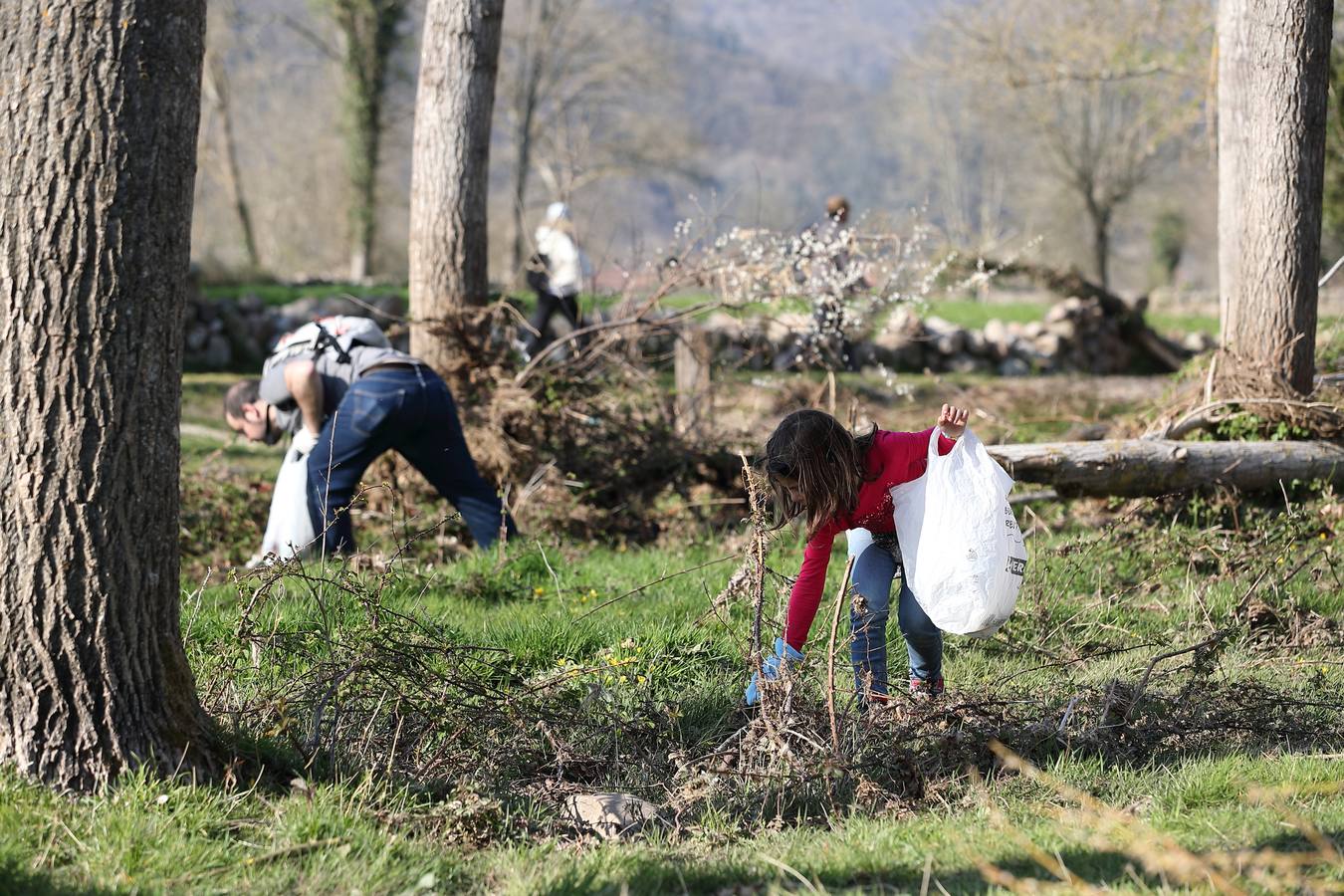 Fotos: Los voluntarios retiran plástico y limpian del río Saja