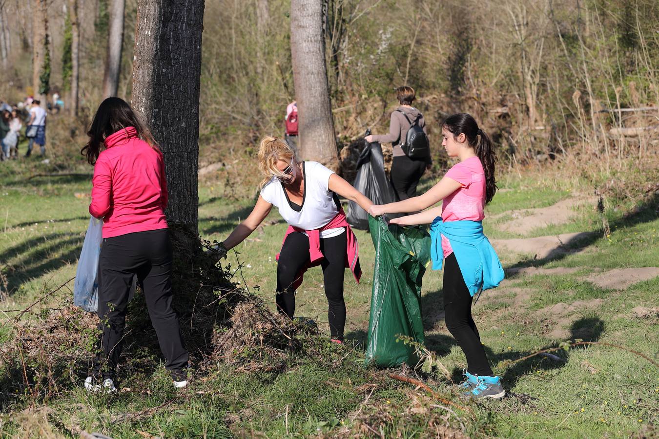 Fotos: Los voluntarios retiran plástico y limpian del río Saja